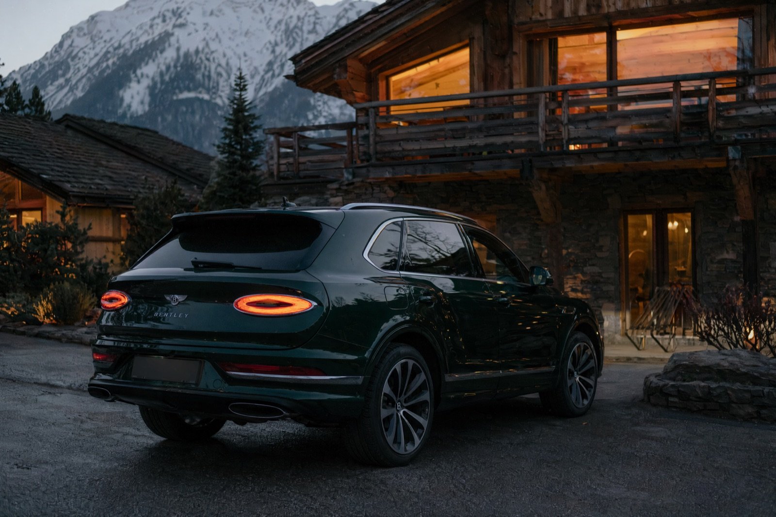 Bentley Bentayga vue arrière dans les Alpes, location Motors Line