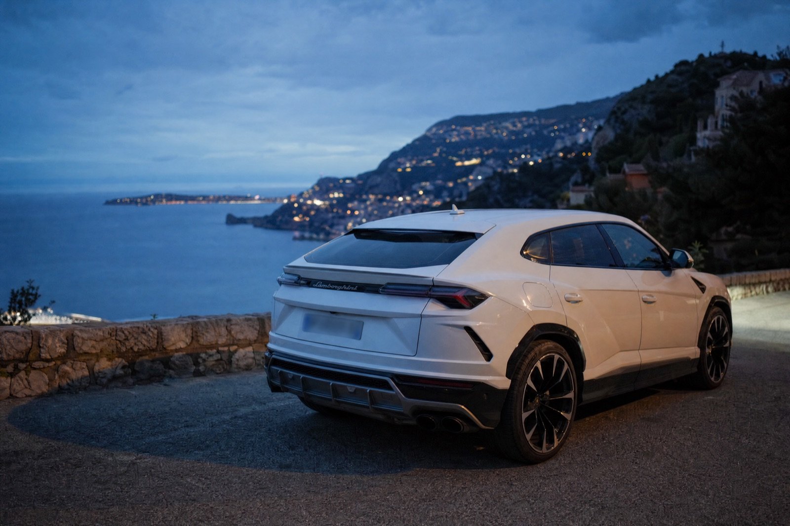 Lamborghini Urus vue arrière sur la Côte d'Azur, location Motors Line