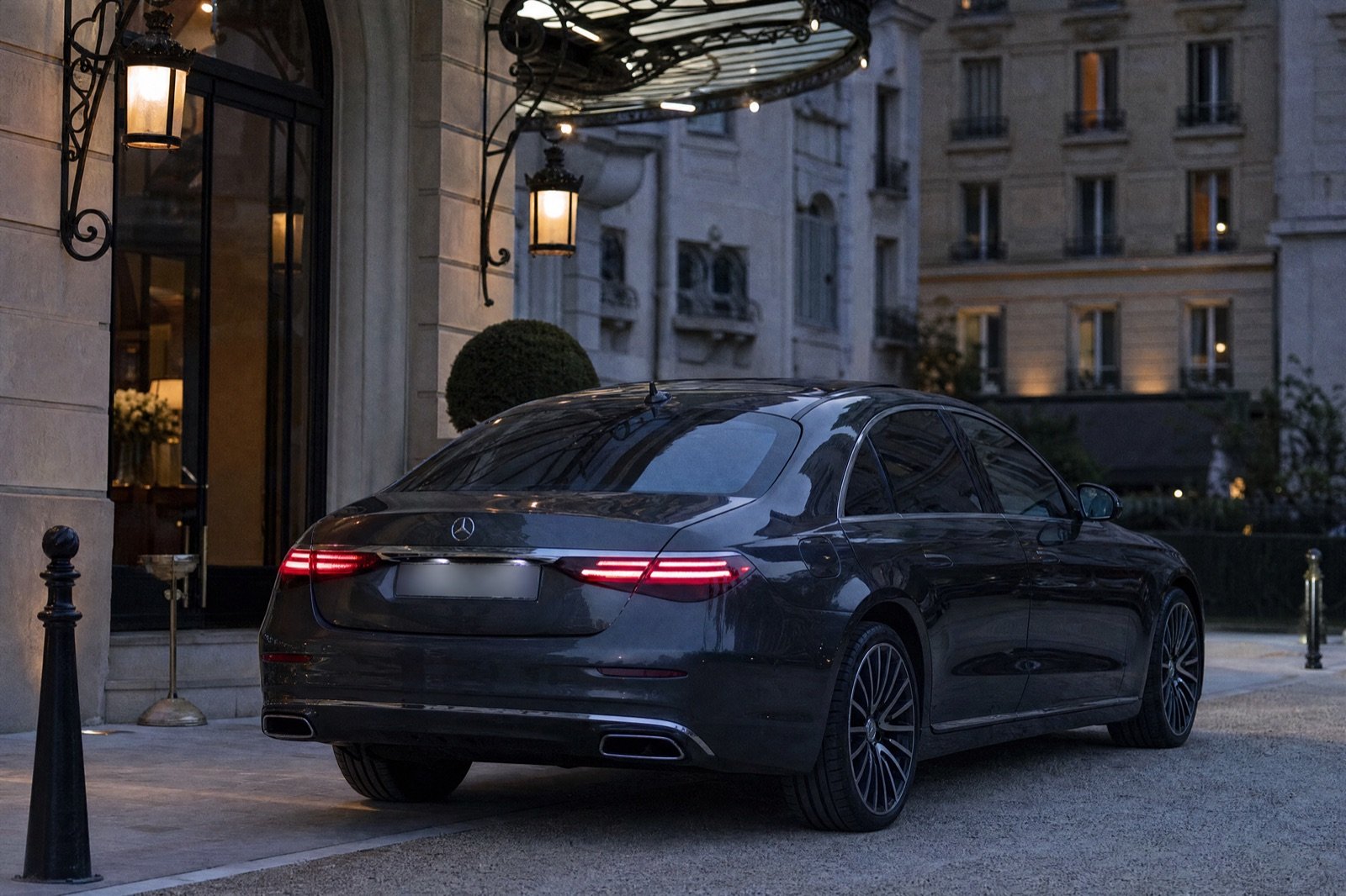 Mercedes Classe S vue arrière au palace, location Motors Line Paris