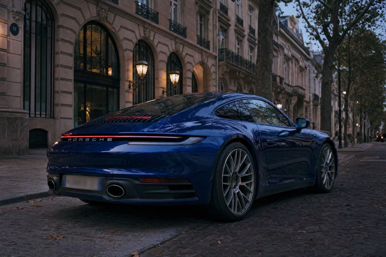 Porsche 911 bleue vue arrière à Paris, location Motors Line
