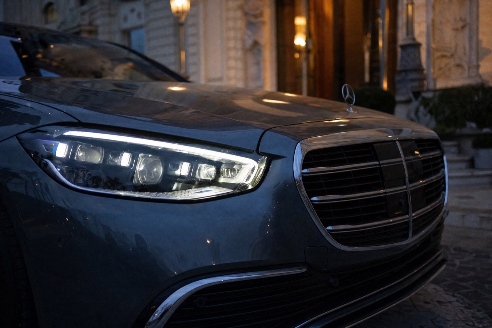 Détail calandre Mercedes Classe S, location Motors Line Paris