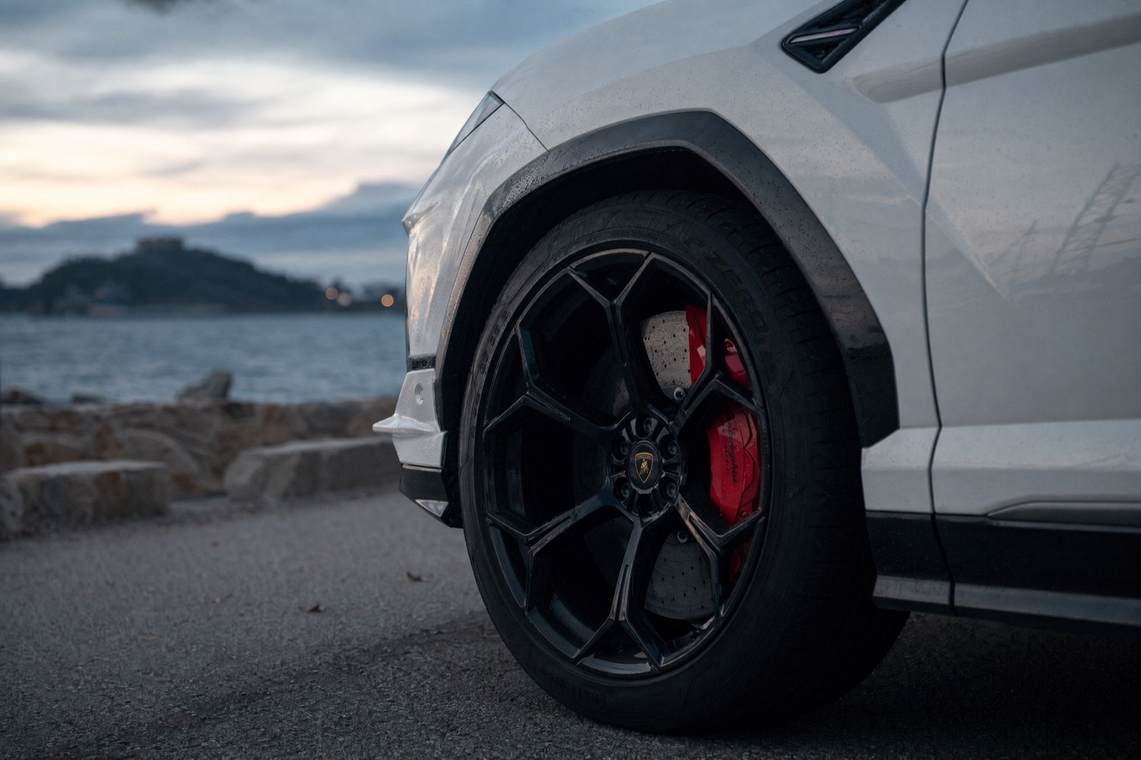 Détail jante Lamborghini Urus, location Motors Line Côte d'Azur