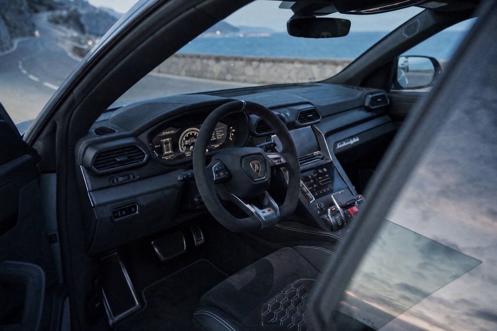 Intérieur Lamborghini Urus, location Motors Line