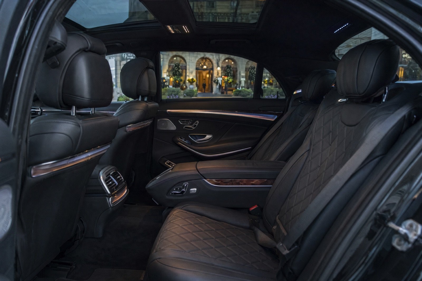 Intérieur arrière Mercedes Classe S, location avec chauffeur Motors Line